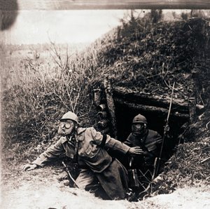 Soldater i gasmasker, der dukker op fra skyttegrave, c1914-c1918 af Unbekannt