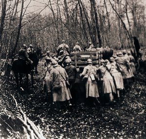 Soldater i skoven, c1914-c1918 af Unbekannt