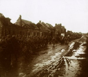Soldater marcherer forbi udbombede huse, Champagne, Nordfrankrig, c1914-c1918 af Unbekannt