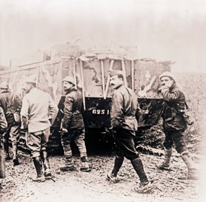 Soldater gående bag tank, c1914-c1918. af Unbekannt