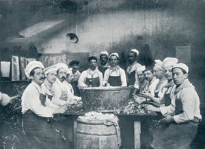 Nogle af kokkene tilbereder suppen på Messagerie Van Gand, c1914 af Unbekannt