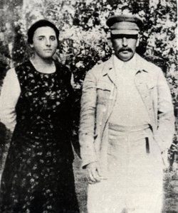 Den sovjetiske leder Josef Stalin med sin anden kone Nadezhda Alliluyeva i slutningen af 1920