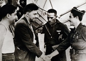 Spansk borgerkrig (1936-1939): Ilia Grigorievich Ehrenburg (1891-1967), russisk forfatter, ved sin ankomst til Barcelona lufthavn (Spanien) (anden fra venstre), som sovjetisk korrespondent for borgerkrigen af Unbekannt