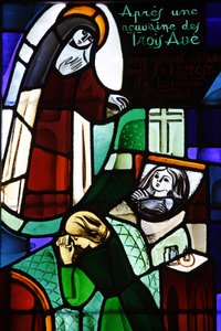 Glasmaleri, der forestiller Sainte Therese de Lisieux, der helbreder et sygt barn i kirken Notre-Dame-de-la-Trinite, Blois, Frankrig af Unbekannt