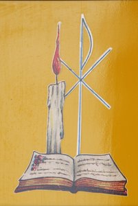 Glasmosaik vindue. Alterlys og bibel, Aneho, Togo af Unbekannt