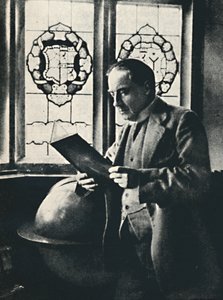 Stanley Baldwin i Gallery at Chequers, c1925 af Unbekannt