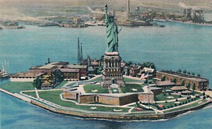 Frihedsgudinden på Bedloes Island i New York Harbor. New York City, omkring 1940