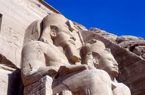 Statuer af Ramses II, foran hovedtemplet, Abu Simbel, Egypten, tidligt i det 13. århundrede f.Kr. af Unbekannt