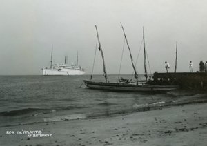 Dampskib Atlantis ud for Bathurst, Gambia, 20. århundrede af Unbekannt