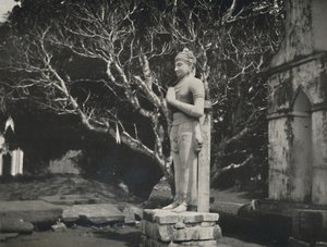 Stenfigur nær Ruwanweli Dagoba, Anuradhapura, 1926 af Unbekannt