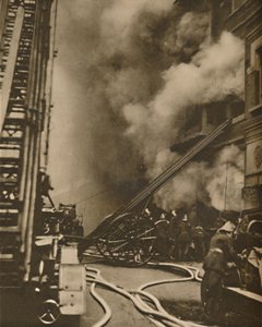 Undertrykke en brand i en smal bygade, c1935. af Unbekannt