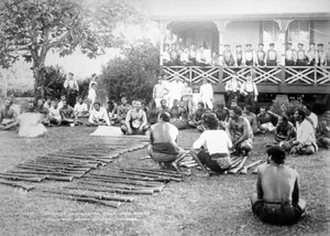 Tamasese verteilt Waffen, Apia, Samoa, 1899