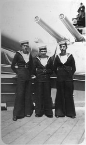 Ted og venner, tre Royal Navy-sejlere om bord på et krigsskib, c1920