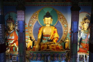 Tempel for de tusinde Buddhaer Dashang Kagyu Ling menighed Shakyamuni Buddha, La Boulaye, Frankrig af Unbekannt