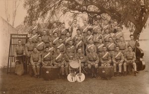 Bataljonsbandet fra den første bataljon, The Queens Own Royal West Kent Regiment. Poona, Indien, 1 af Unbekannt