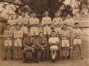 Bataljonsbokseholdet fra den første bataljon, The Queens Own Royal West Kent Regiment. Poona, I af Unbekannt