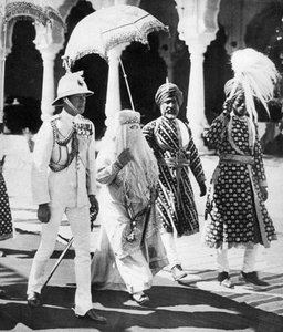 Begum of Bhopal eskorterer prinsen af Wales til Durbar Hall, Indien, 1921 af Unbekannt