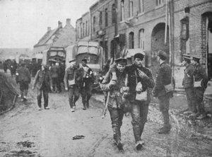 De britiske sårede vender tilbage til en forbindingsstation efter et angreb, 1915 af Unbekannt