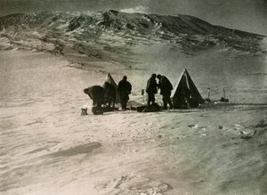 Lejren 7000 fod op ad Erebus-bjerget, 1908, 1909 af Unbekannt