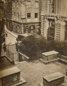 The Coopers Arms fra Churchyard of St. Olaves, Silver Street, c1935. af Unbekannt