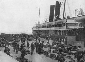 The Dardanelles Expeditionary Force drager ud: En transport lastning op i Alexandria, 1915 af Unbekannt