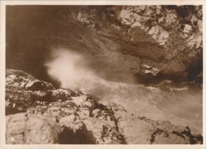 The Devils Bellows, Kynance Cove, 1927 af Unbekannt