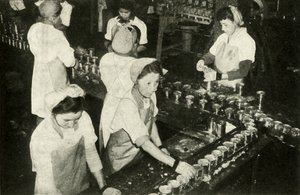 The Great Salmon Industry - Indiske piger, der arbejder i konservesafdelingen, c1948. af Unbekannt