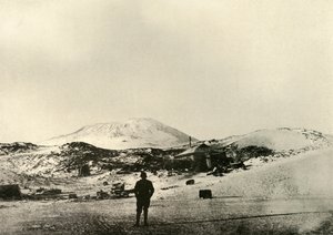 Hytten, med Mount Erebus i baggrunden, i efteråret, 1908, 1909. af Unbekannt