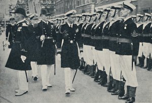 Kongen åbner Navy Week i Portsmouth, c1935, 1937. af Unbekannt