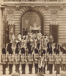 Kongen og Dronningen forlader paladset til deres kroning, 1937 af Unbekannt