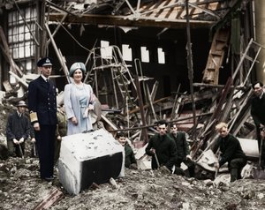 Kongen og Dronningen undersøger bombeskader, Buckingham Palace, London, Anden Verdenskrig, 1940 af Unbekannt