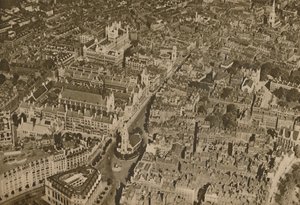 The Lair of the Law as Few Londoners Ever See It: The Temple and the Courts of Justice, c1935. af Unbekannt