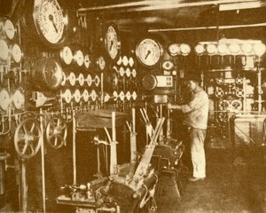 Aquitanias hovedmotorkontrolplatform, c1930. af Unbekannt