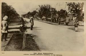 The Mall, Rawalpindi - Mod Lockharts Memorial i afstand, c1918-c1939. af Unbekannt
