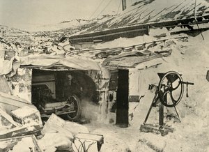 Motorvognen i garagen og majsknuseren til højre, c1908, 1909. af Unbekannt