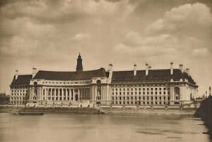 Det nye palads ved Themsen, der er hovedkvarteret for London County Council, c1935. af Unbekannt
