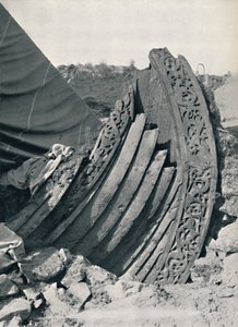 Osebergskibet i højen, viser udskæringen på stilk og rækværk, 1935 af Unbekannt