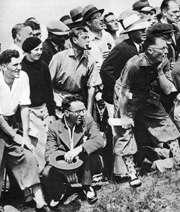 Prinsen af Wales ryger pibe ved Open Golf Championship, St. Andrews, c1930