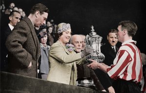 Dronningen præsenterer Pokalen, 1937 af Unbekannt
