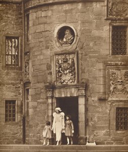 Dronningen i hendes gamle hjem, Glamis Castle, c1936 1937 af Unbekannt