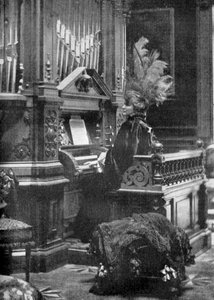 Dronningen af Rumænien spiller orgel, 1904 af Unbekannt