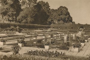 The Quiet of the Dutch Garden ved Kensington Palace bevogtet af låste porte, c1935. af Unbekannt