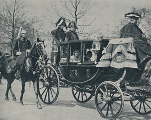 Kongeparret vender tilbage fra klosteret, 1923, 1937. af Unbekannt