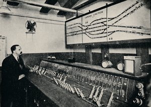 Signalboksen ved et undergrundsjernbanekryds, 1926 af Unbekannt