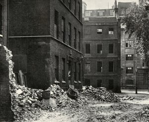 Stedet for porten fra Fetter Lane og de forladte huse, der venter på nedrivning, 1934. af Unbekannt