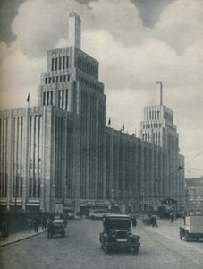 Den tårnflankerede messe af Karstadthaus bygget i et arbejderkvarter, c1935 af Unbekannt