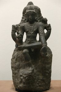 Victoria and Albert Museum. Shiva som Dakshinamurti. 1200-1300. Sen Chola periode. Granit. Sydindien (Tamil Nadu). Det Forenede Kongerige af Unbekannt