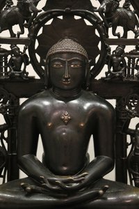 Victoria and Albert Museum. Jina Shantinatha. 1168; bagpladen omkring 1300-1500. Kobberlegering med sølv- og kobberindlæg. Sandsynligvis Vestindien. Det Forenede Kongerige af Unbekannt