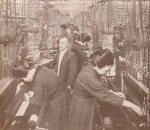 Det travle interiør i en blomstrende silkefabrik i Japan, 1907 af Unbekannt