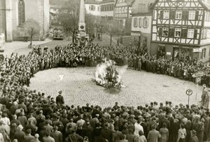 Møblerne og rituelle genstande fra synagogen i Mosbach på byens torv den 10. november 1. af Unbekannt